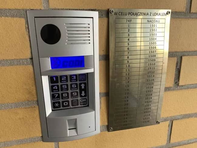 Zmiana kodu domofonu w bloku: Jak to zrobić? Poradnik
