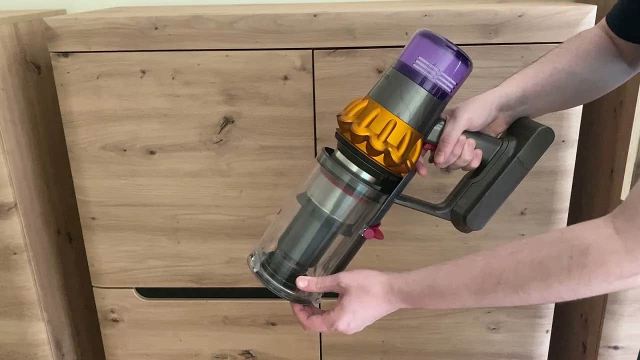 Dyson V15: Jak wyczyścić filtr, szczotki i pojemnik? Poradnik