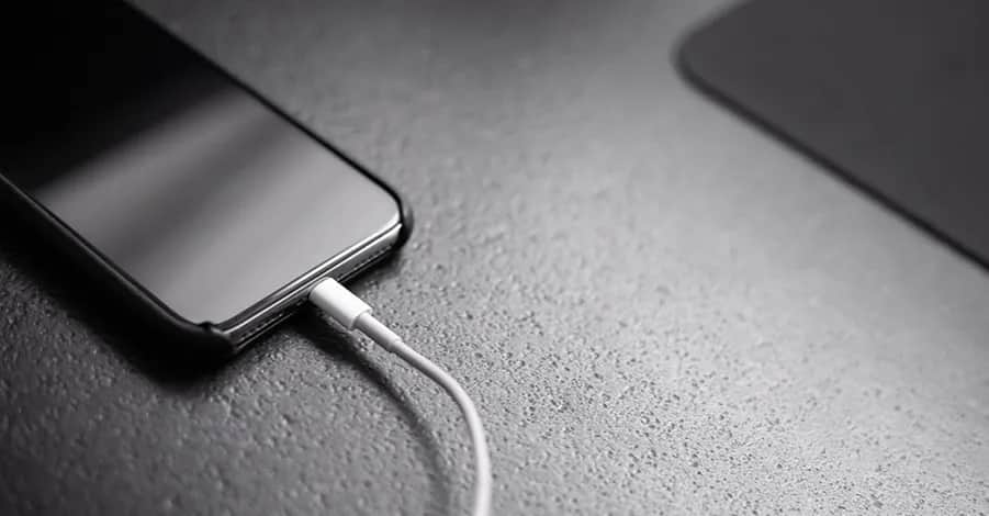 Jak wyczyścić port ładowania iPhone'a? Bezpieczny poradnik krok po kroku