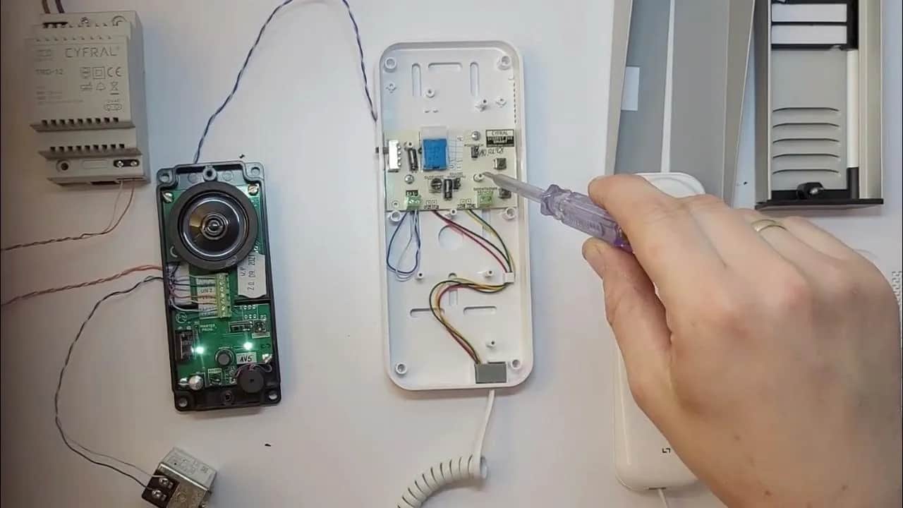 Jak podłączyć domofon 2-żyłowy? Prosty przewodnik krok po kroku