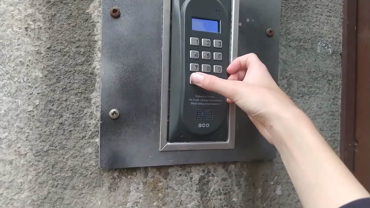 Jak odblokować domofon? Sprawdzone metody i porady